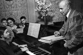 انقلابیِ بی‌مرز: چگونه ابوالقاسم لاهوتی شاعر ایرانی در تاجیکستان جاودانه شد؟