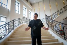 مشهورترین مرد چین کیست؟ | مردی که شبیه ترامپ حرف می‌زند