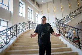 مشهورترین مرد چین کیست؟ | مردی که شبیه ترامپ حرف می‌زند